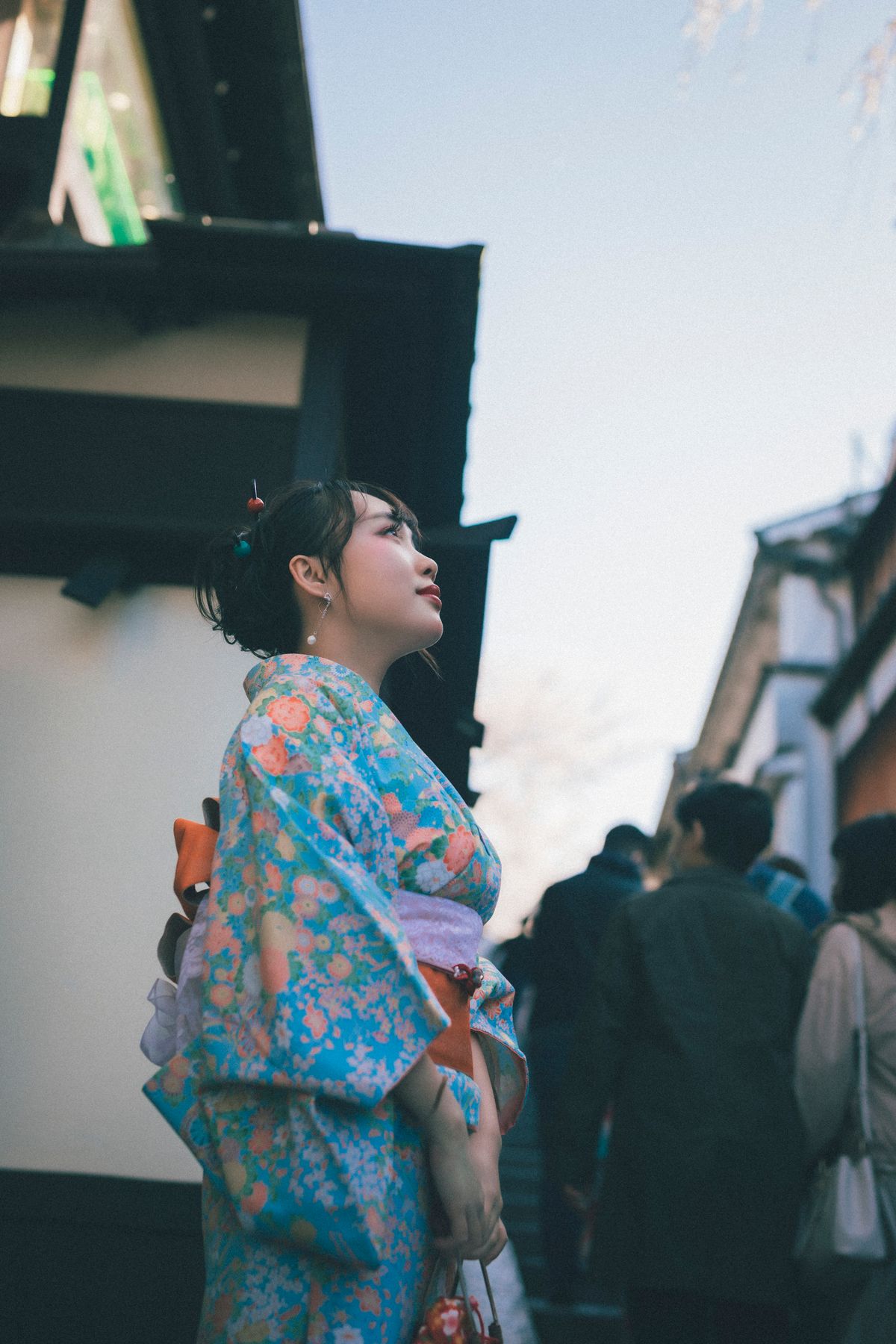 身穿蓝色和服的旅行者走在日本街道上
